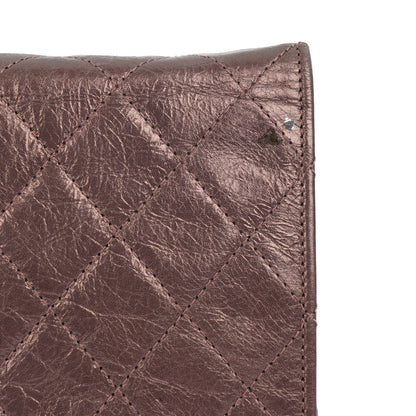 CHANEL 2.55 Reissue Wallet on Chain WOC aus lila gestepptem gealtertem Metallic-Kalbsleder