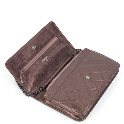 CHANEL 2.55 Reissue Wallet on Chain WOC aus lila gestepptem gealtertem Metallic-Kalbsleder