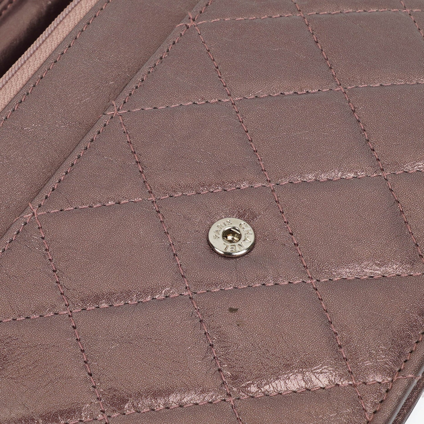 CHANEL 2.55 Reissue Wallet on Chain WOC aus lila gestepptem gealtertem Metallic-Kalbsleder