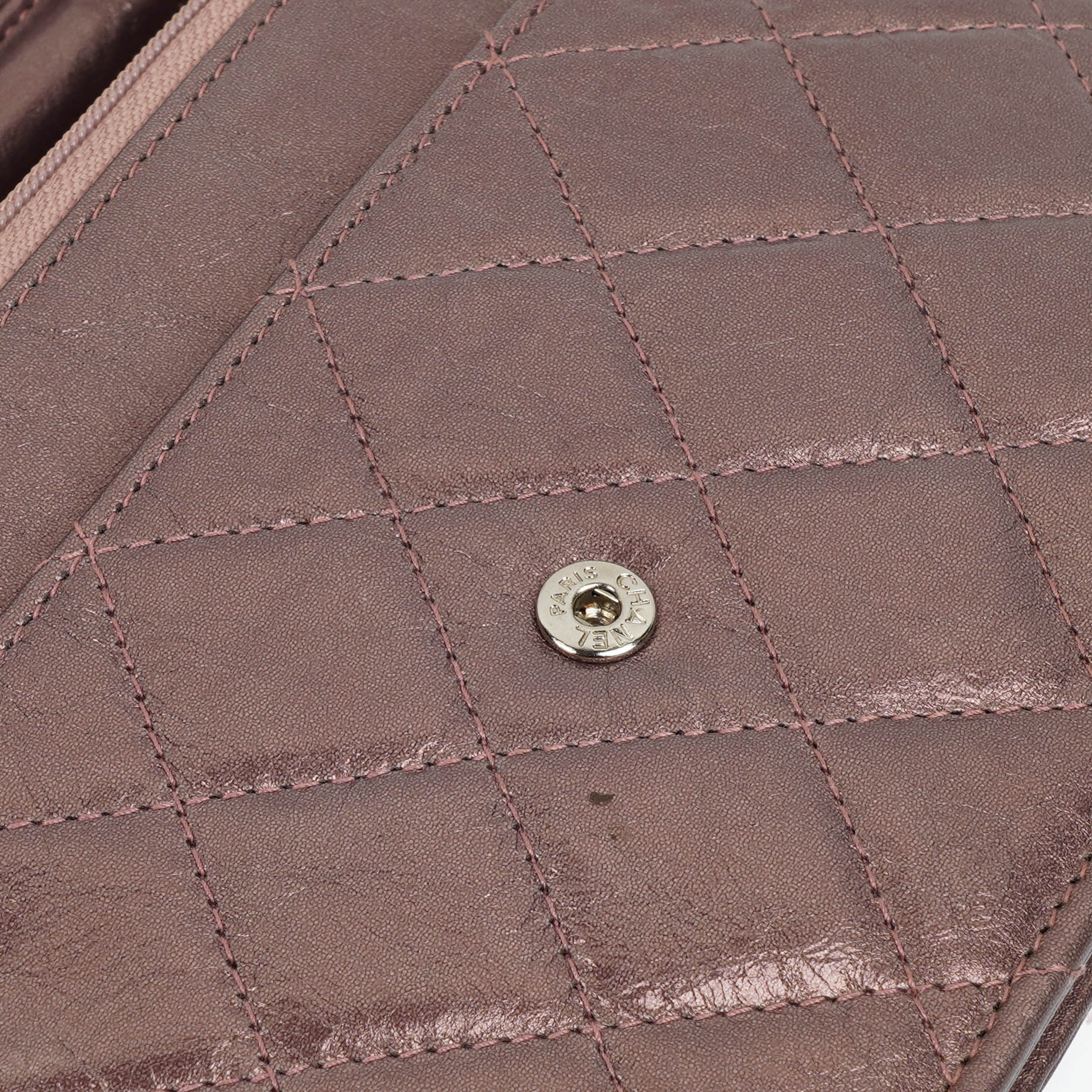CHANEL 2.55 Reissue Wallet on Chain WOC aus lila gestepptem gealtertem Metallic-Kalbsleder
