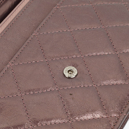 CHANEL 2.55 Reissue Wallet on Chain WOC aus lila gestepptem gealtertem Metallic-Kalbsleder