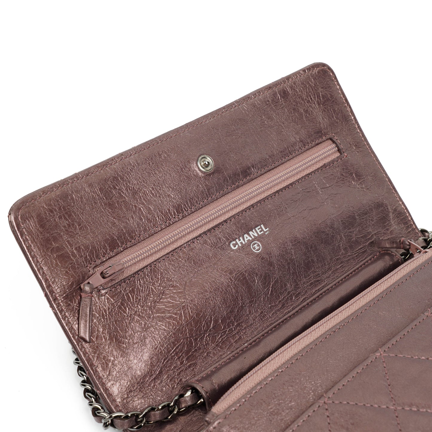 CHANEL 2.55 Reissue Wallet on Chain WOC aus lila gestepptem gealtertem Metallic-Kalbsleder