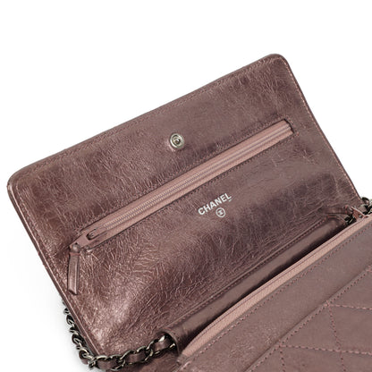 CHANEL 2.55 Reissue Wallet on Chain WOC aus lila gestepptem gealtertem Metallic-Kalbsleder