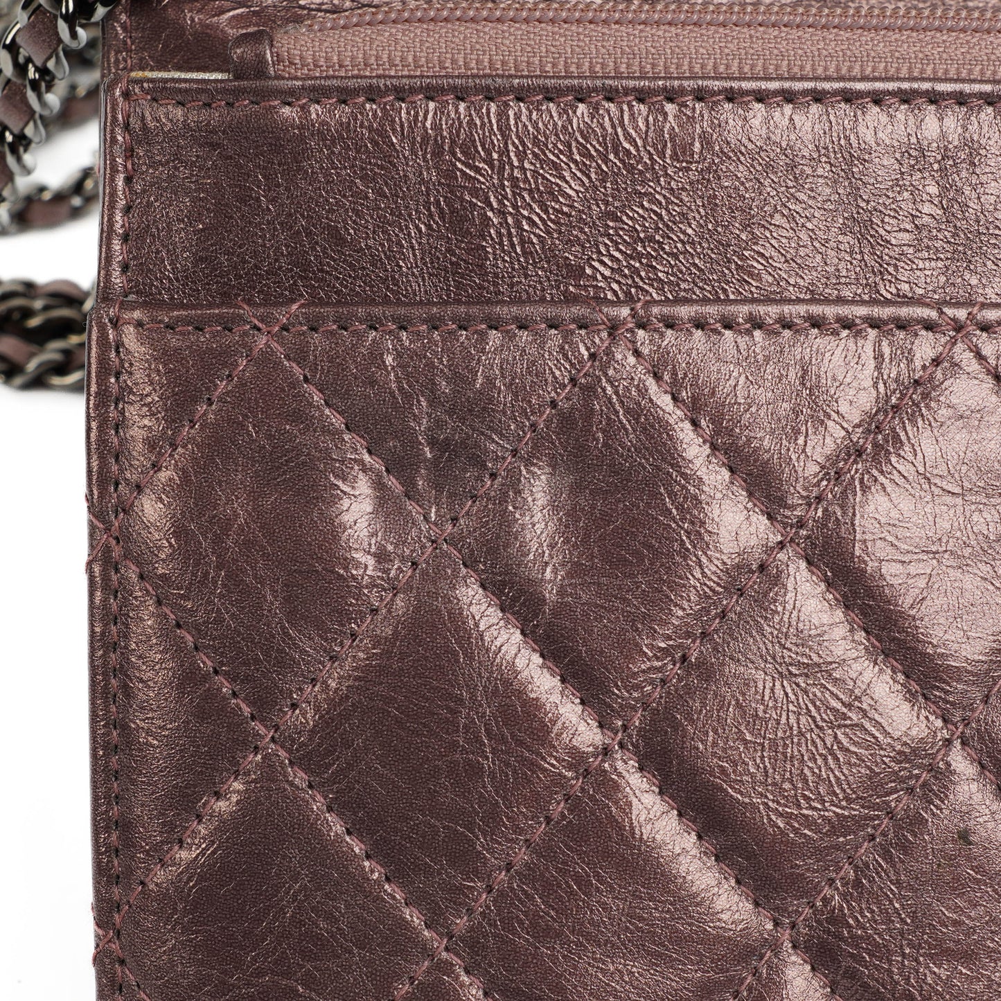 CHANEL 2.55 Reissue Wallet on Chain WOC aus lila gestepptem gealtertem Metallic-Kalbsleder