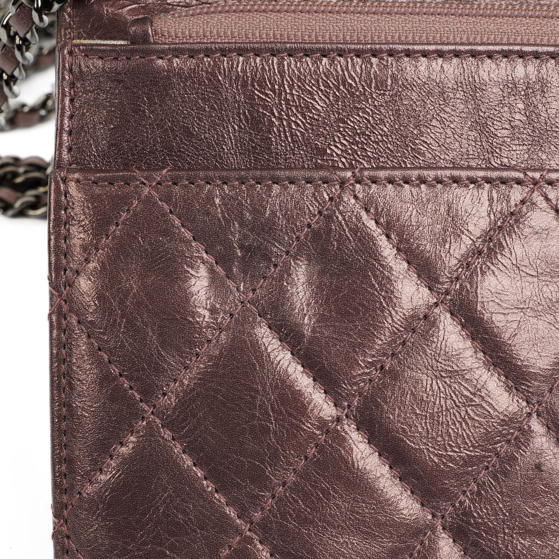 CHANEL 2.55 Reissue Wallet on Chain WOC aus lila gestepptem gealtertem Metallic-Kalbsleder