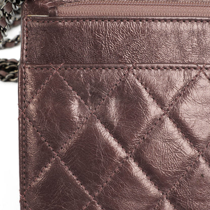 CHANEL 2.55 Reissue Wallet on Chain WOC aus lila gestepptem gealtertem Metallic-Kalbsleder