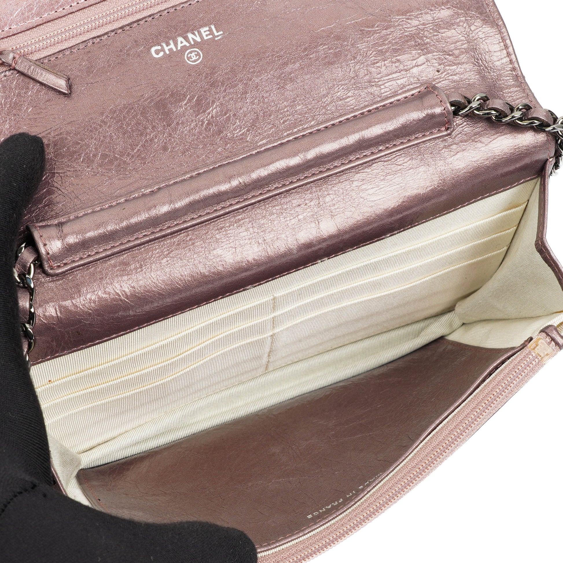 CHANEL 2.55 Reissue Wallet on Chain WOC aus lila gestepptem gealtertem Metallic-Kalbsleder