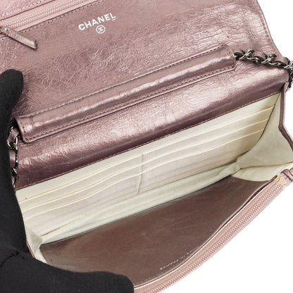 CHANEL 2.55 Reissue Wallet on Chain WOC aus lila gestepptem gealtertem Metallic-Kalbsleder