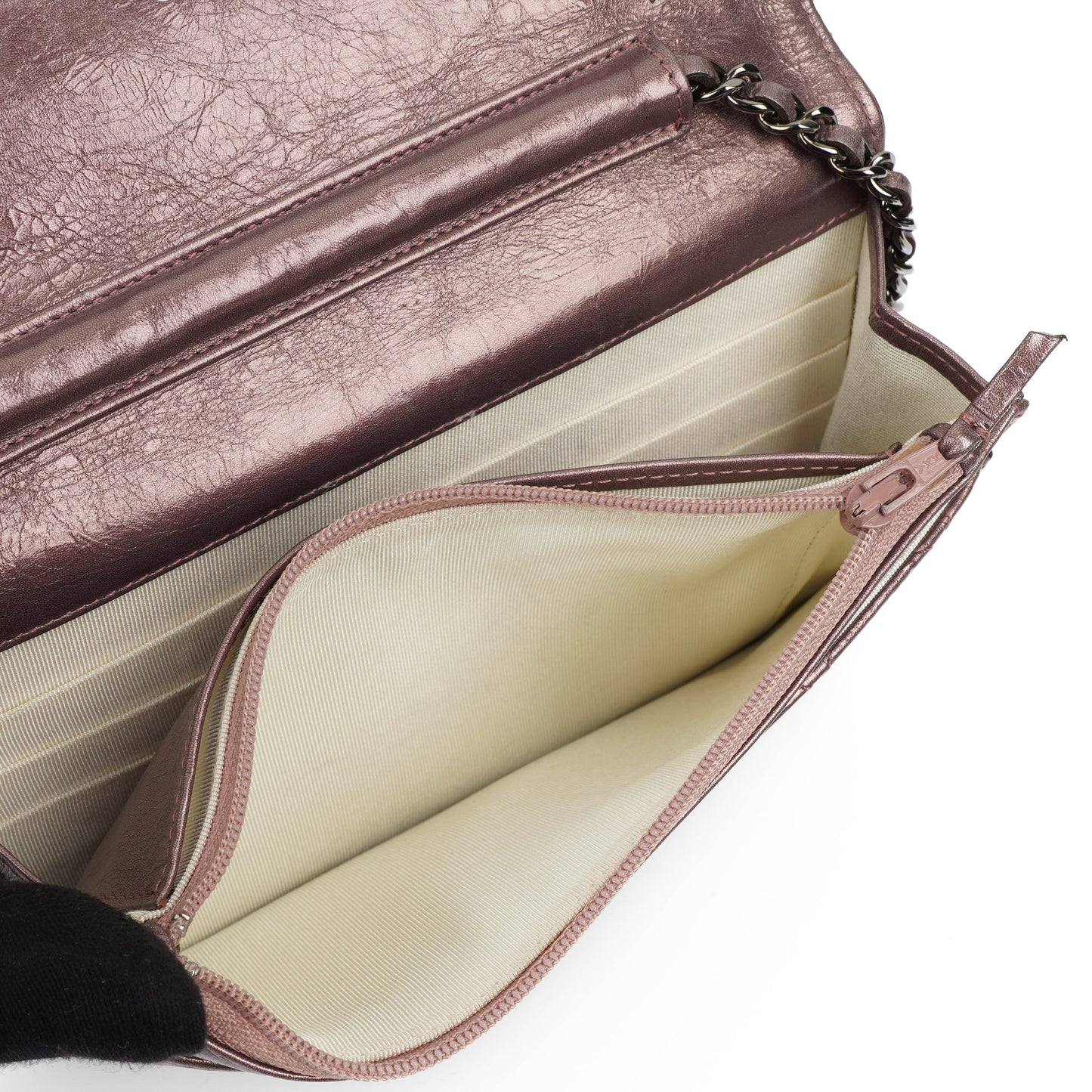 CHANEL 2.55 Reissue Wallet on Chain WOC aus lila gestepptem gealtertem Metallic-Kalbsleder