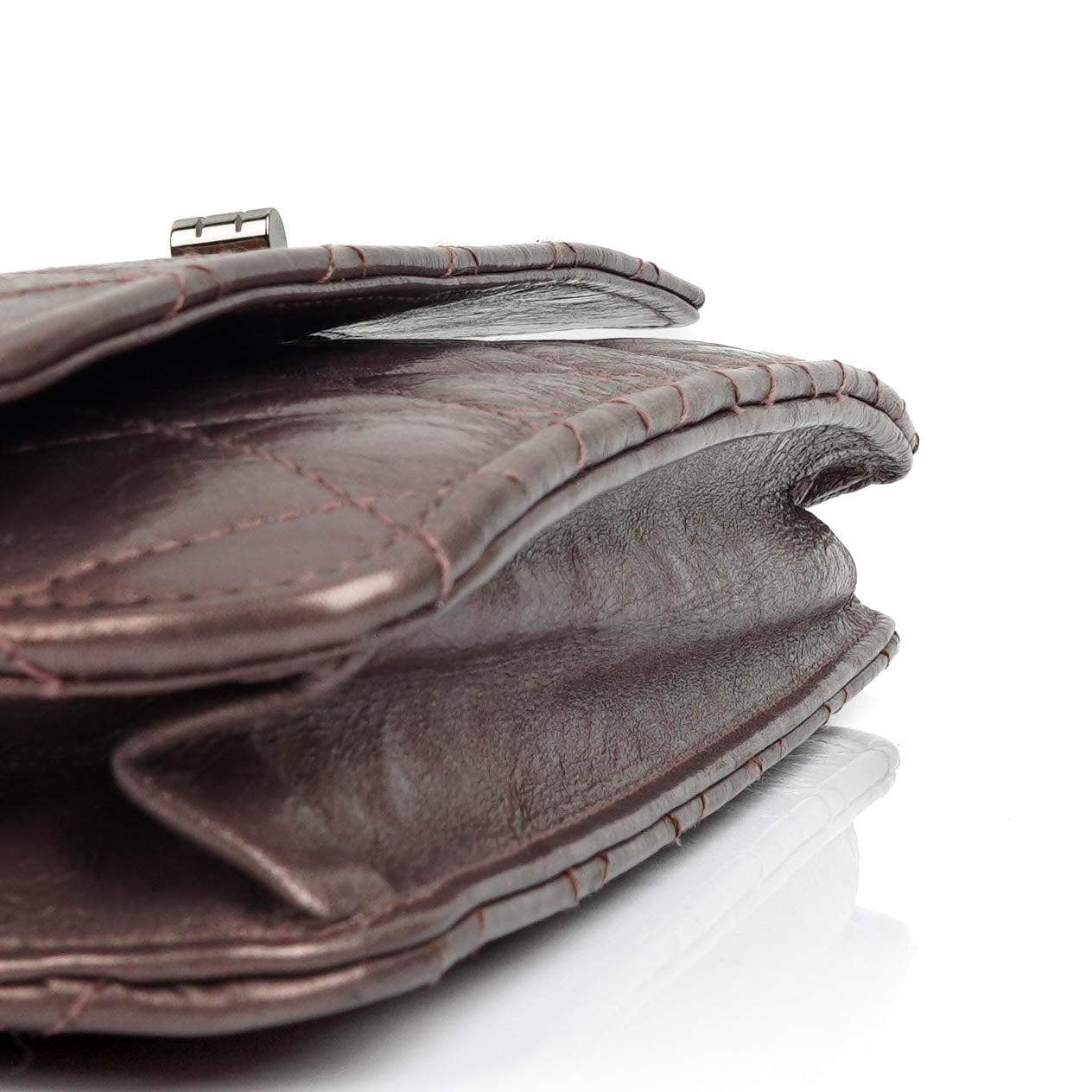 CHANEL 2.55 Reissue Wallet on Chain WOC aus lila gestepptem gealtertem Metallic-Kalbsleder