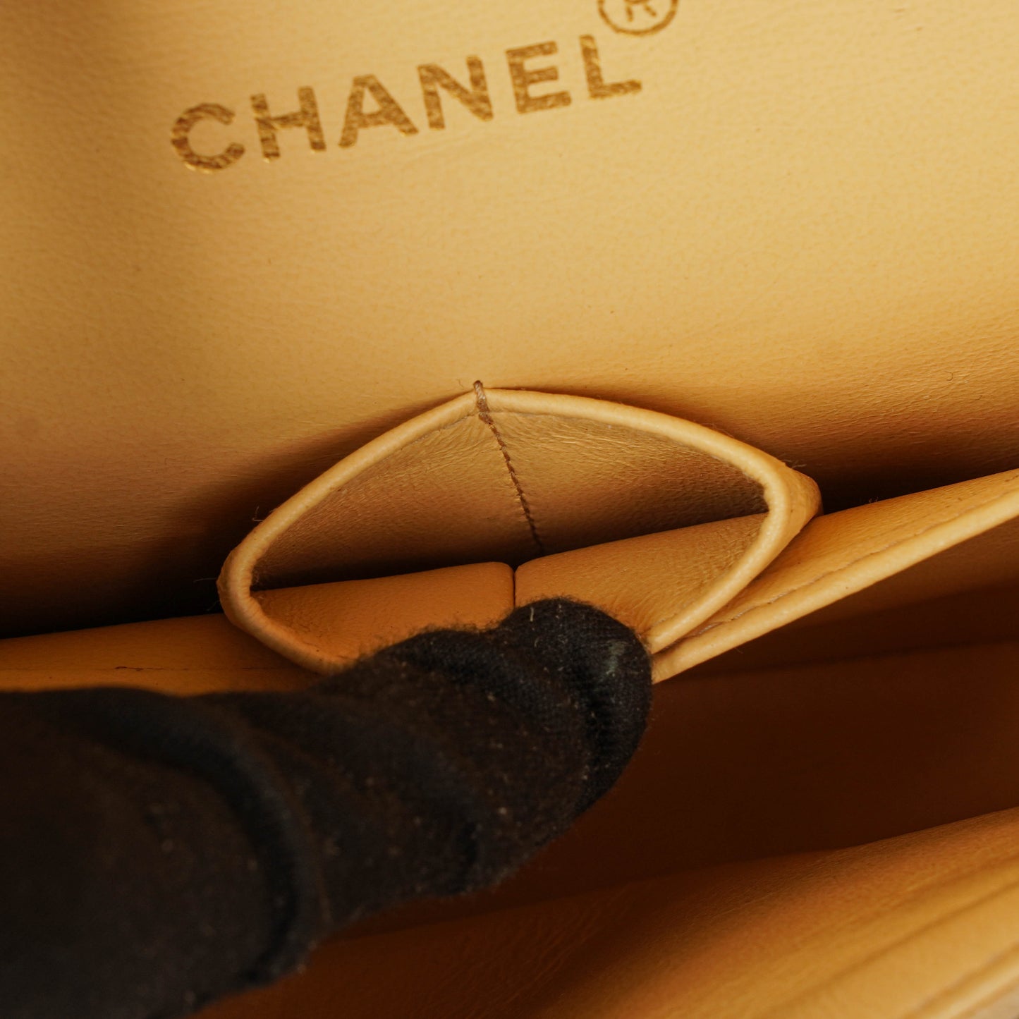 Chanel Medium Classic Vintage Double Flap Tasche aus beigem Wildleder mit 24K vergoldeten Beschlägen