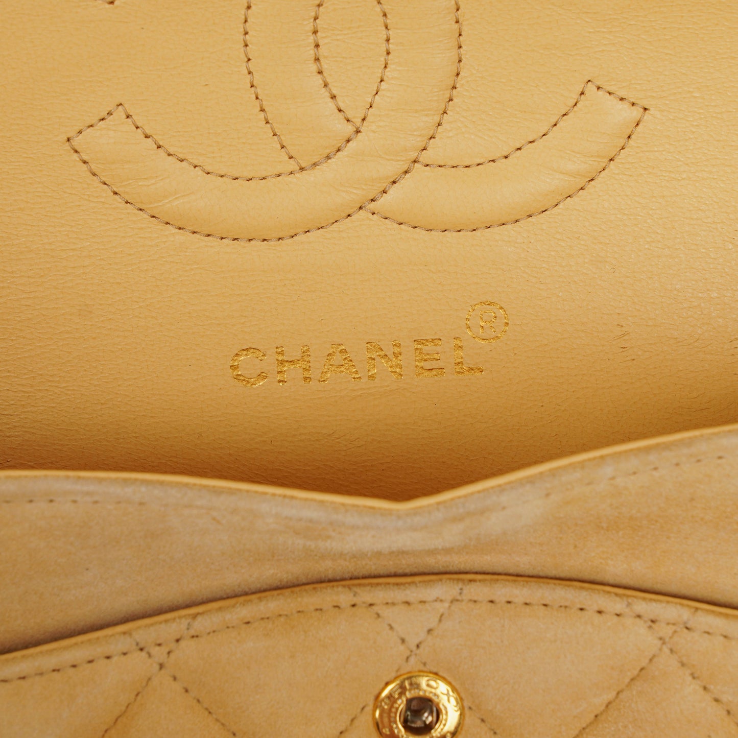 Chanel Medium Classic Vintage Double Flap Tasche aus beigem Wildleder mit 24K vergoldeten Beschlägen