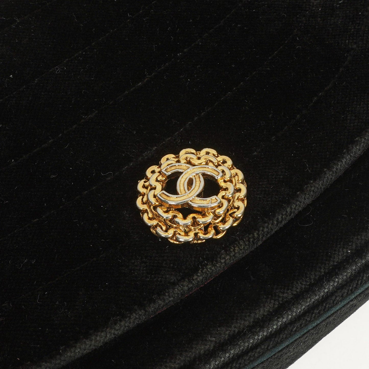 Chanel Small Half Moon Klappentasche aus schwarzem Samt