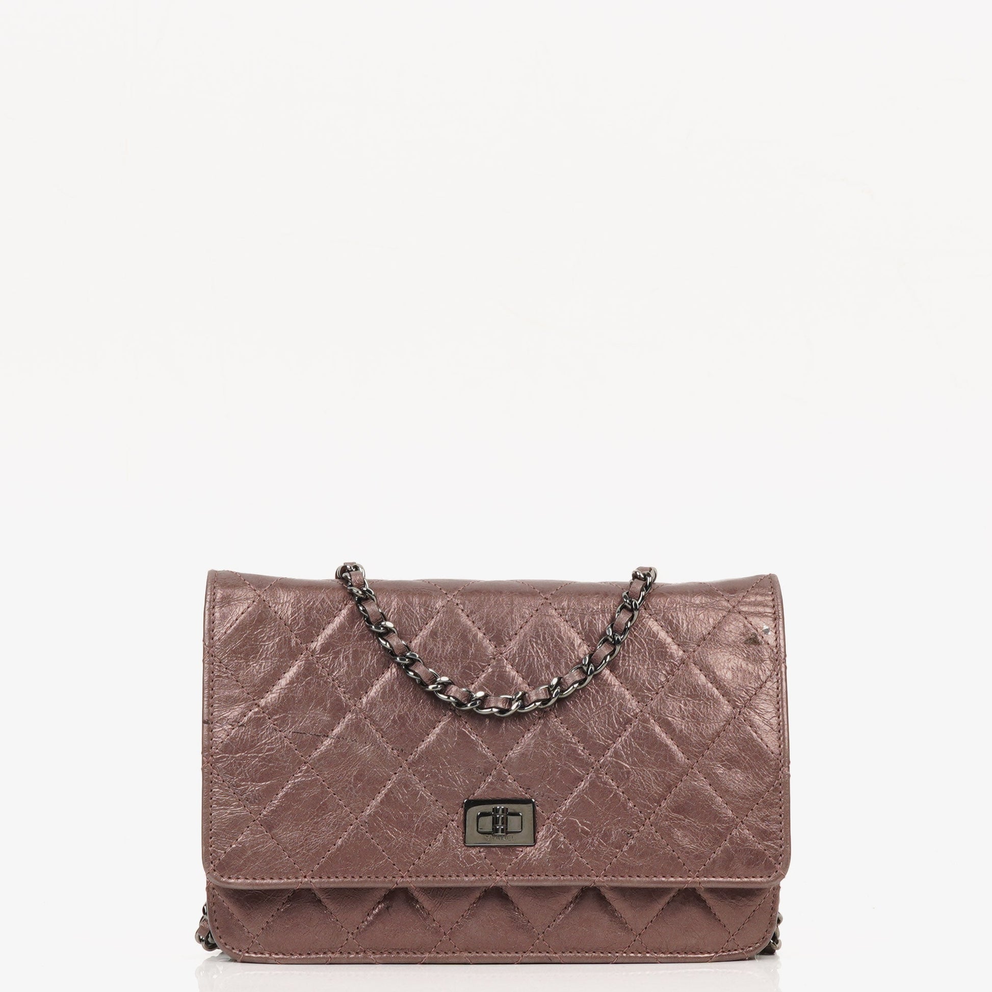 CHANEL 2.55 Reissue Wallet on Chain WOC aus lila gestepptem gealtertem Metallic-Kalbsleder