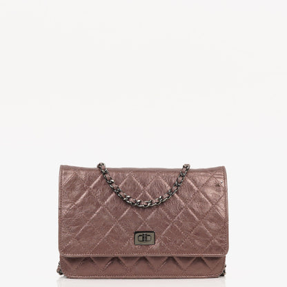 CHANEL 2.55 Reissue Wallet on Chain WOC aus lila gestepptem gealtertem Metallic-Kalbsleder