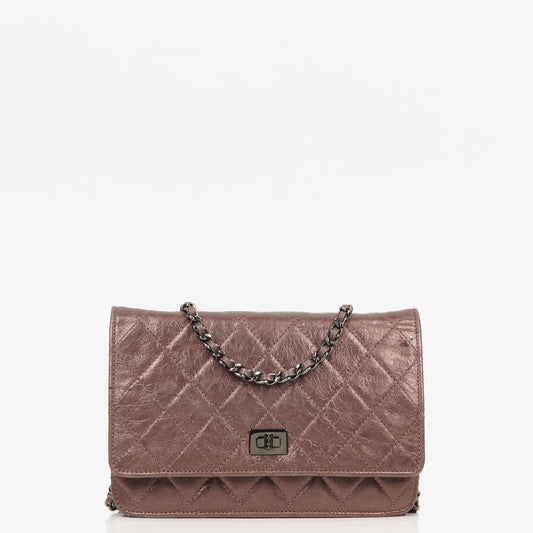 CHANEL 2.55 Reissue Wallet on Chain WOC aus lila gestepptem gealtertem Metallic-Kalbsleder