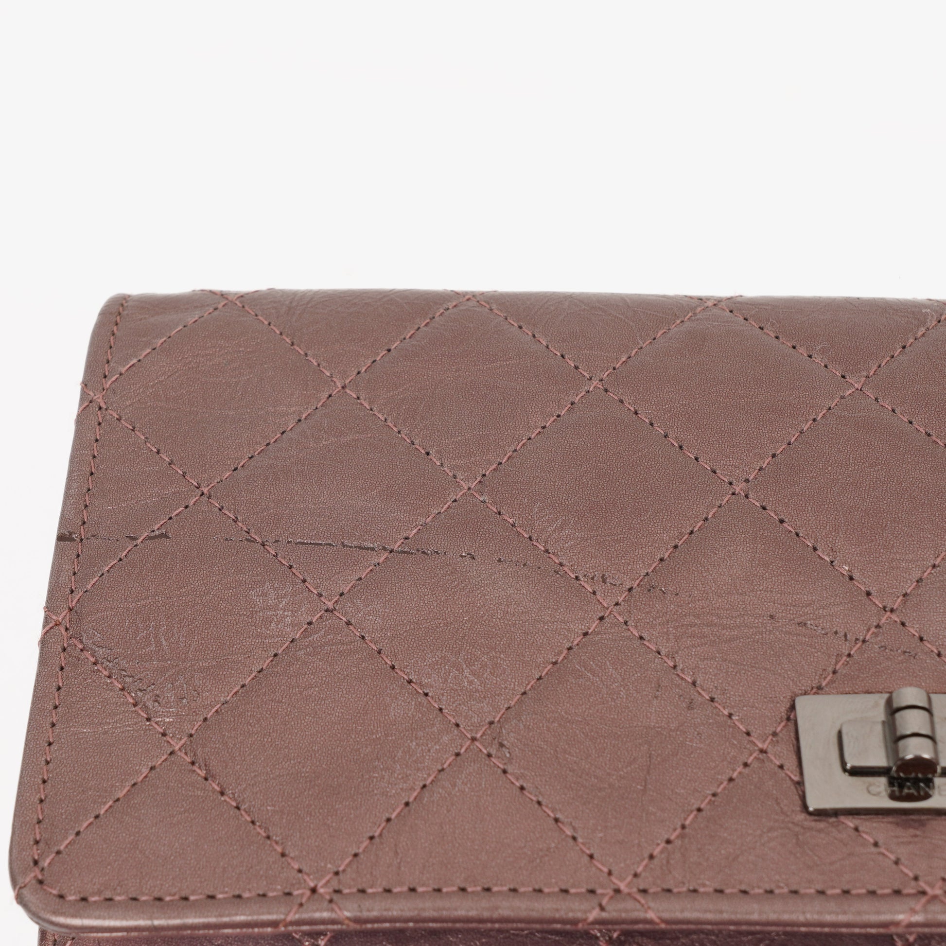 CHANEL 2.55 Reissue Wallet on Chain WOC aus lila gestepptem gealtertem Metallic-Kalbsleder