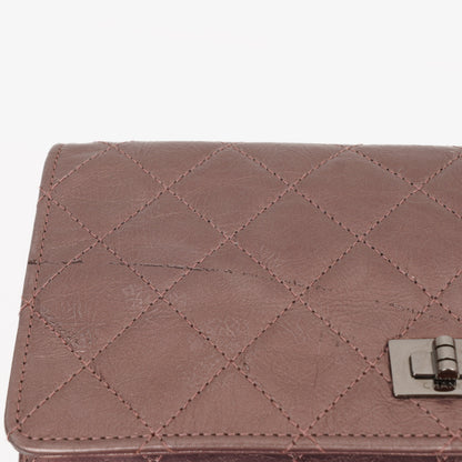 CHANEL 2.55 Reissue Wallet on Chain WOC aus lila gestepptem gealtertem Metallic-Kalbsleder