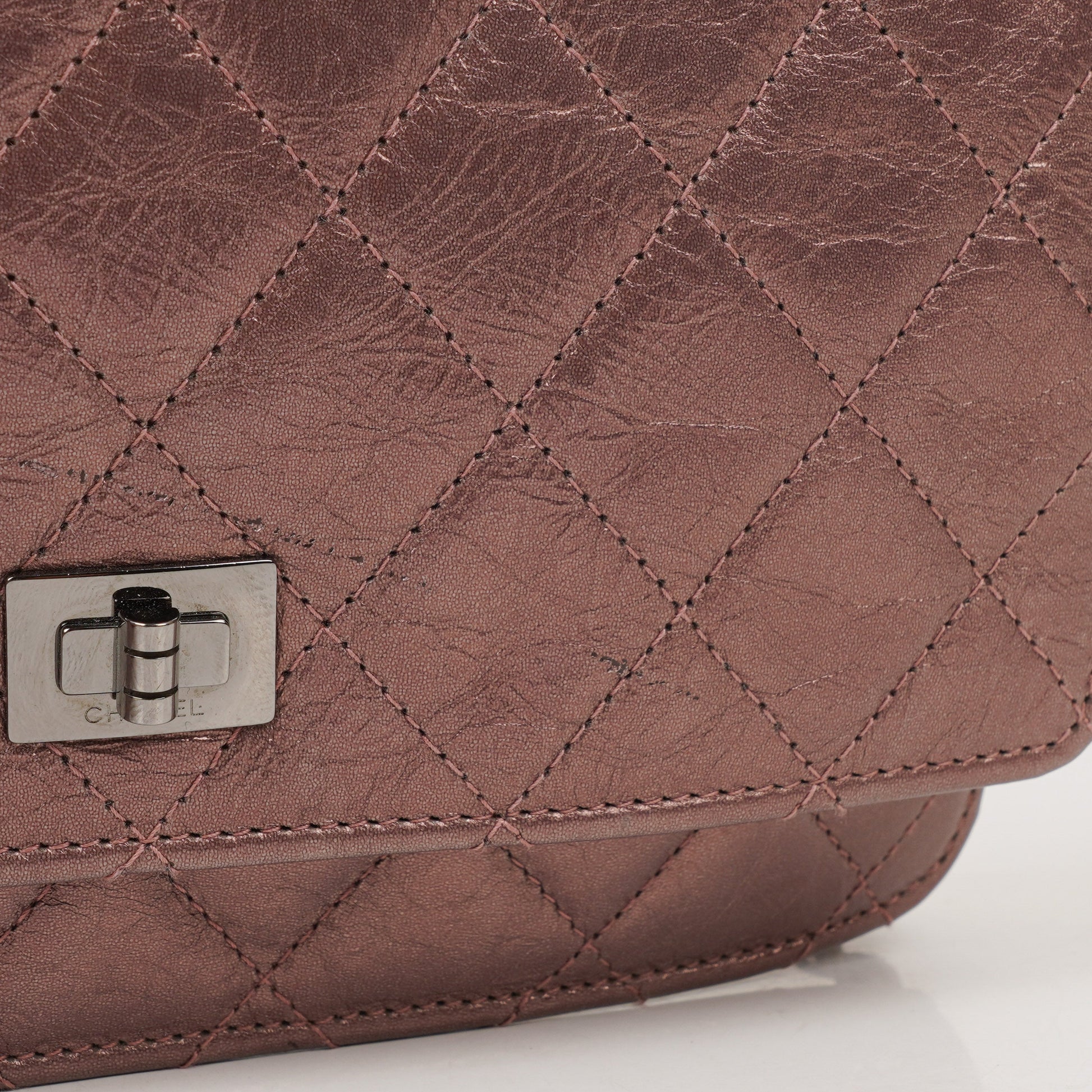 CHANEL 2.55 Reissue Wallet on Chain WOC aus lila gestepptem gealtertem Metallic-Kalbsleder