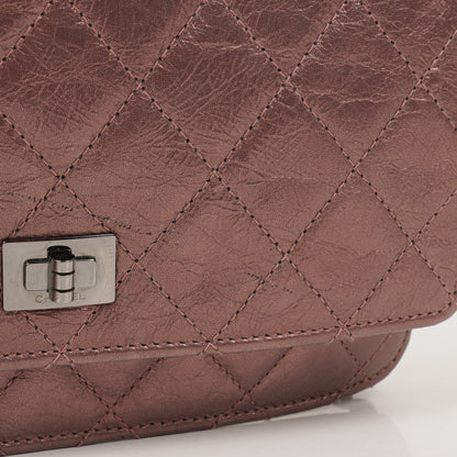 CHANEL 2.55 Reissue Wallet on Chain WOC aus lila gestepptem gealtertem Metallic-Kalbsleder