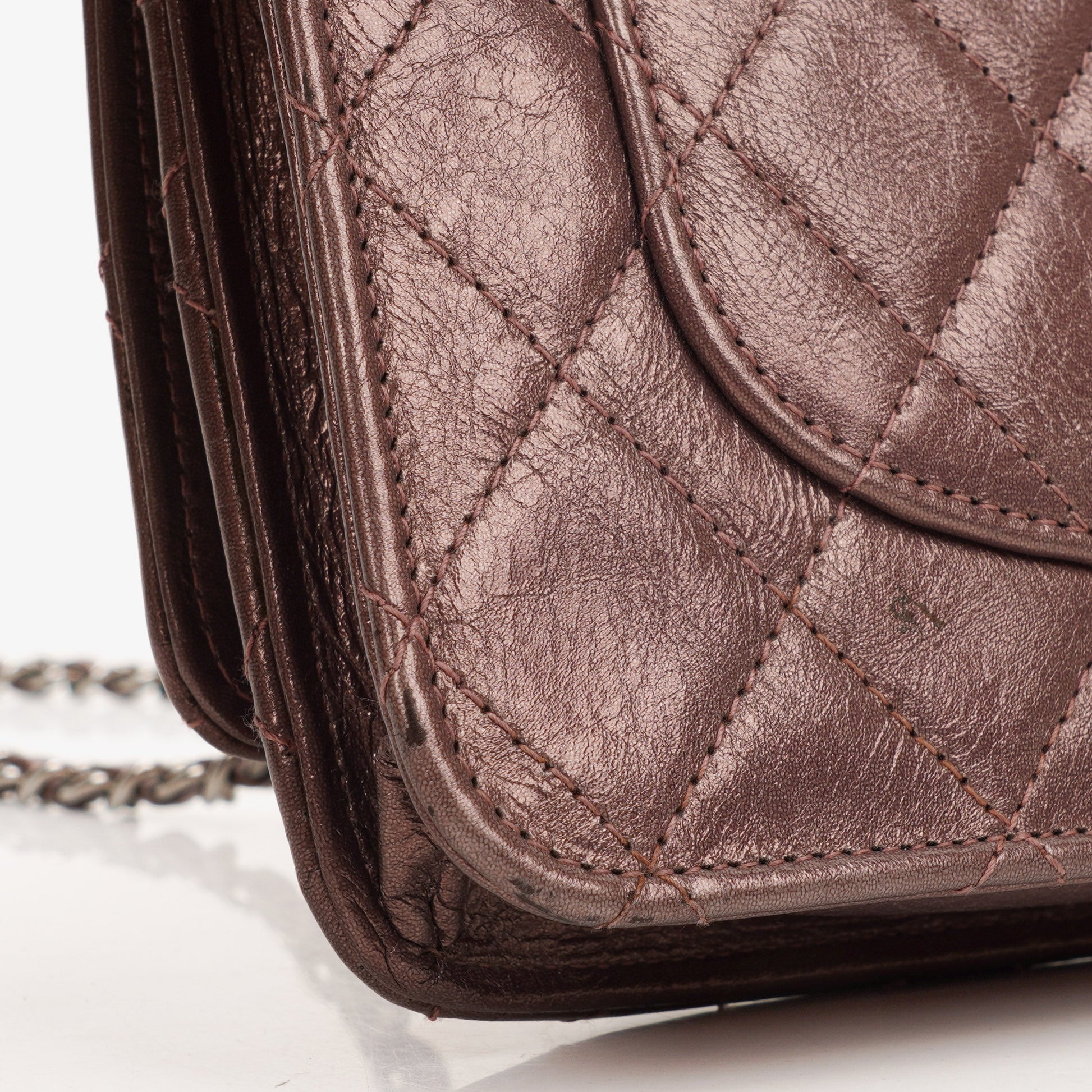 CHANEL 2.55 Reissue Wallet on Chain WOC aus lila gestepptem gealtertem Metallic-Kalbsleder
