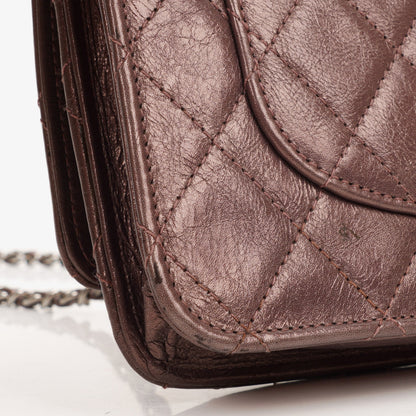 CHANEL 2.55 Reissue Wallet on Chain WOC aus lila gestepptem gealtertem Metallic-Kalbsleder
