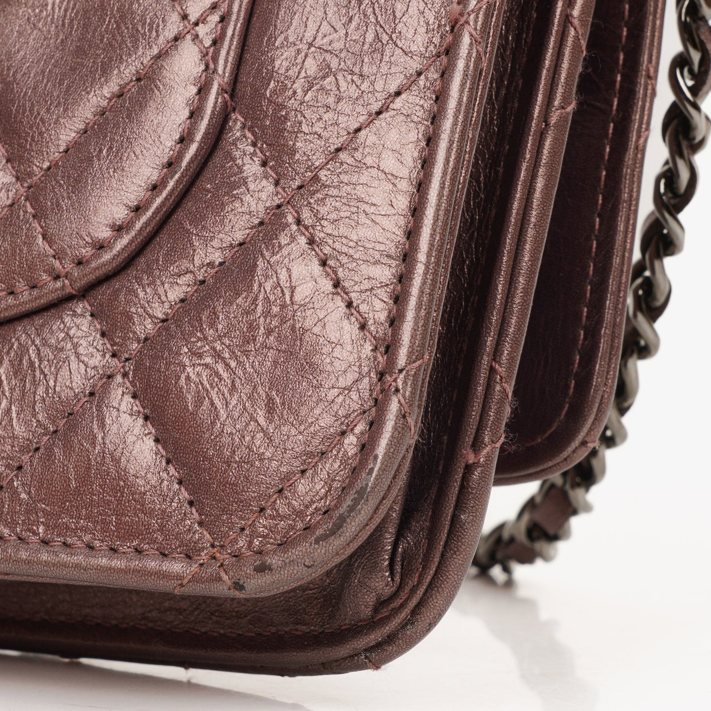 CHANEL 2.55 Reissue Wallet on Chain WOC aus lila gestepptem gealtertem Metallic-Kalbsleder