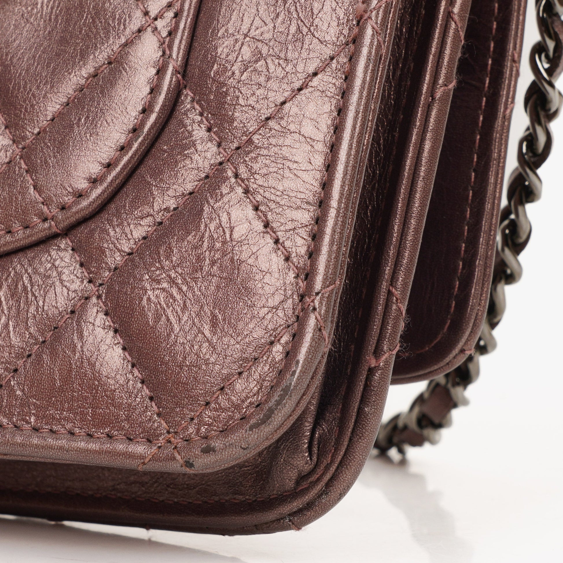 CHANEL 2.55 Reissue Wallet on Chain WOC aus lila gestepptem gealtertem Metallic-Kalbsleder