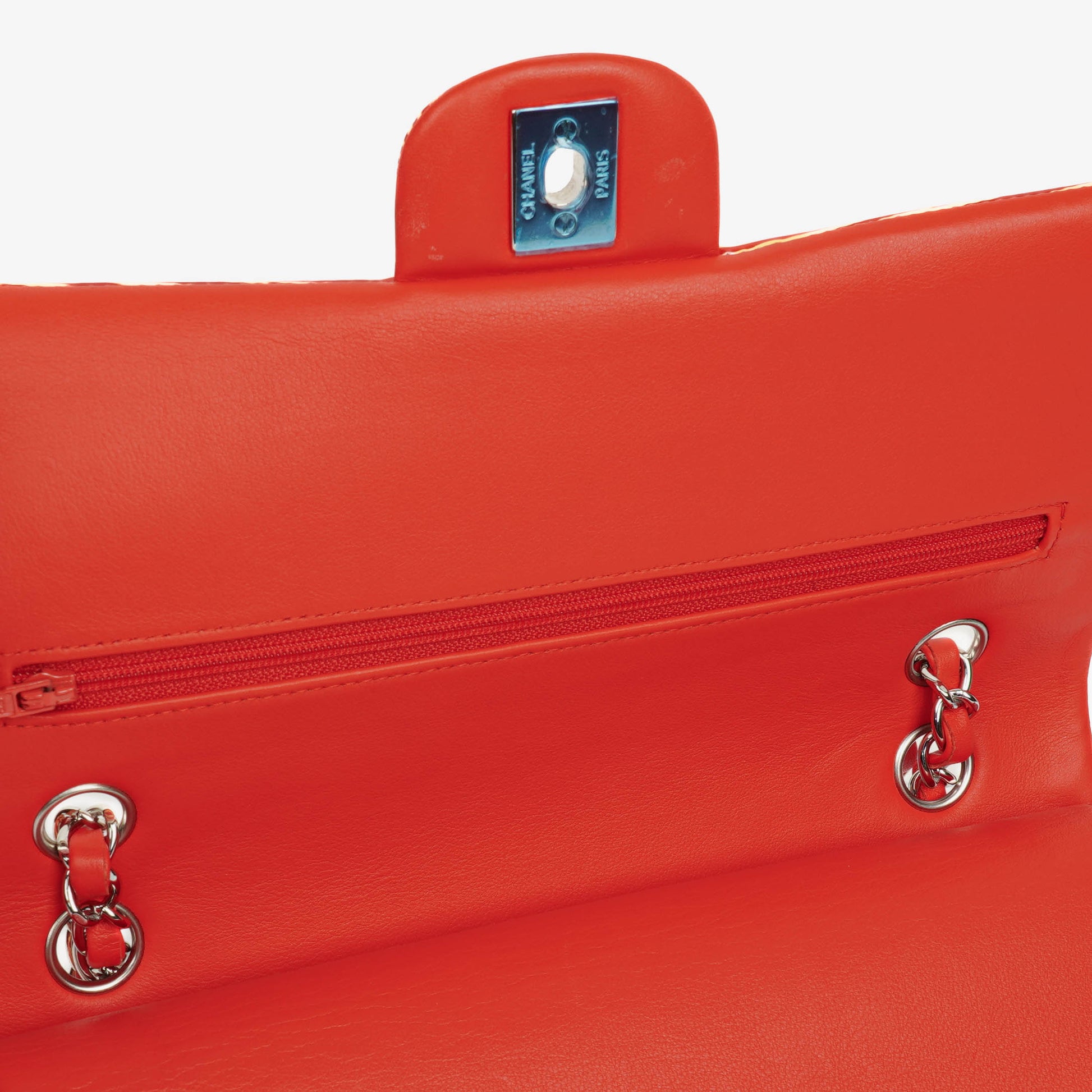 Chanel Timeless Classic Double Flap Tasche aus rot und gelb gestreiftem Lackleder mit silberfarbenen Details