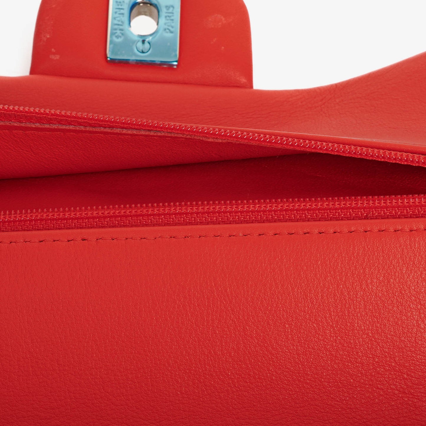 Chanel Timeless Classic Double Flap Tasche aus rot und gelb gestreiftem Lackleder mit silberfarbenen Details
