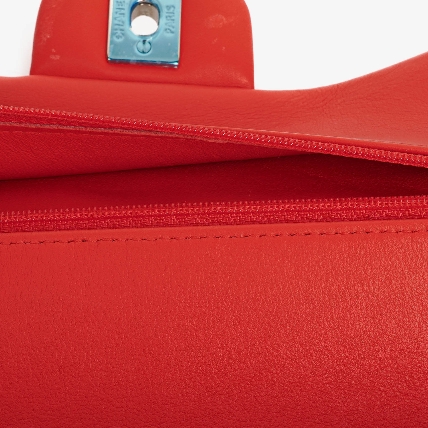 Chanel Timeless Classic Double Flap Tasche aus rot und gelb gestreiftem Lackleder mit silberfarbenen Details