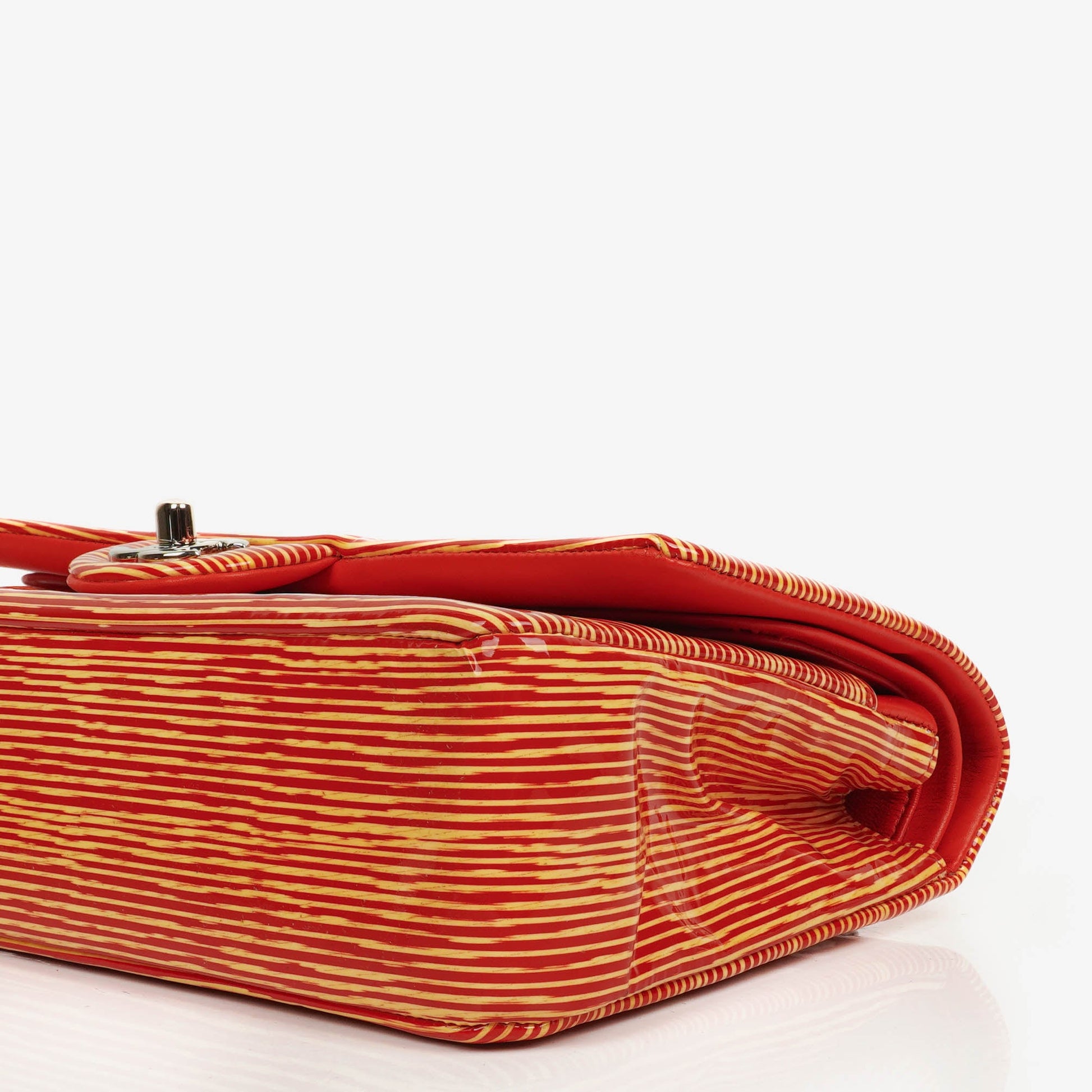 Chanel Timeless Classic Double Flap Tasche aus rot und gelb gestreiftem Lackleder mit silberfarbenen Details