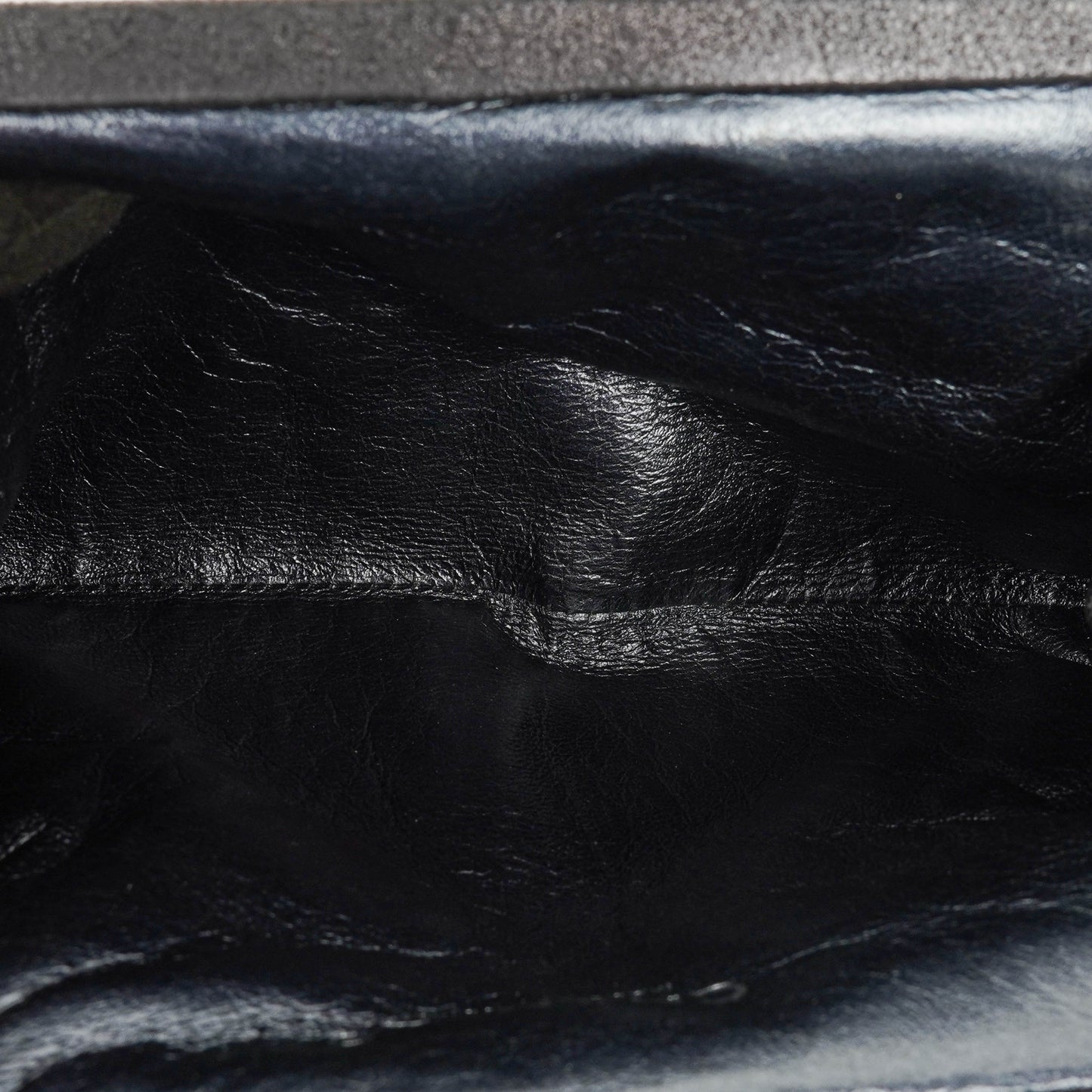 Chanel Crackled Frame Clutch aus metallic-schwarzem Leder