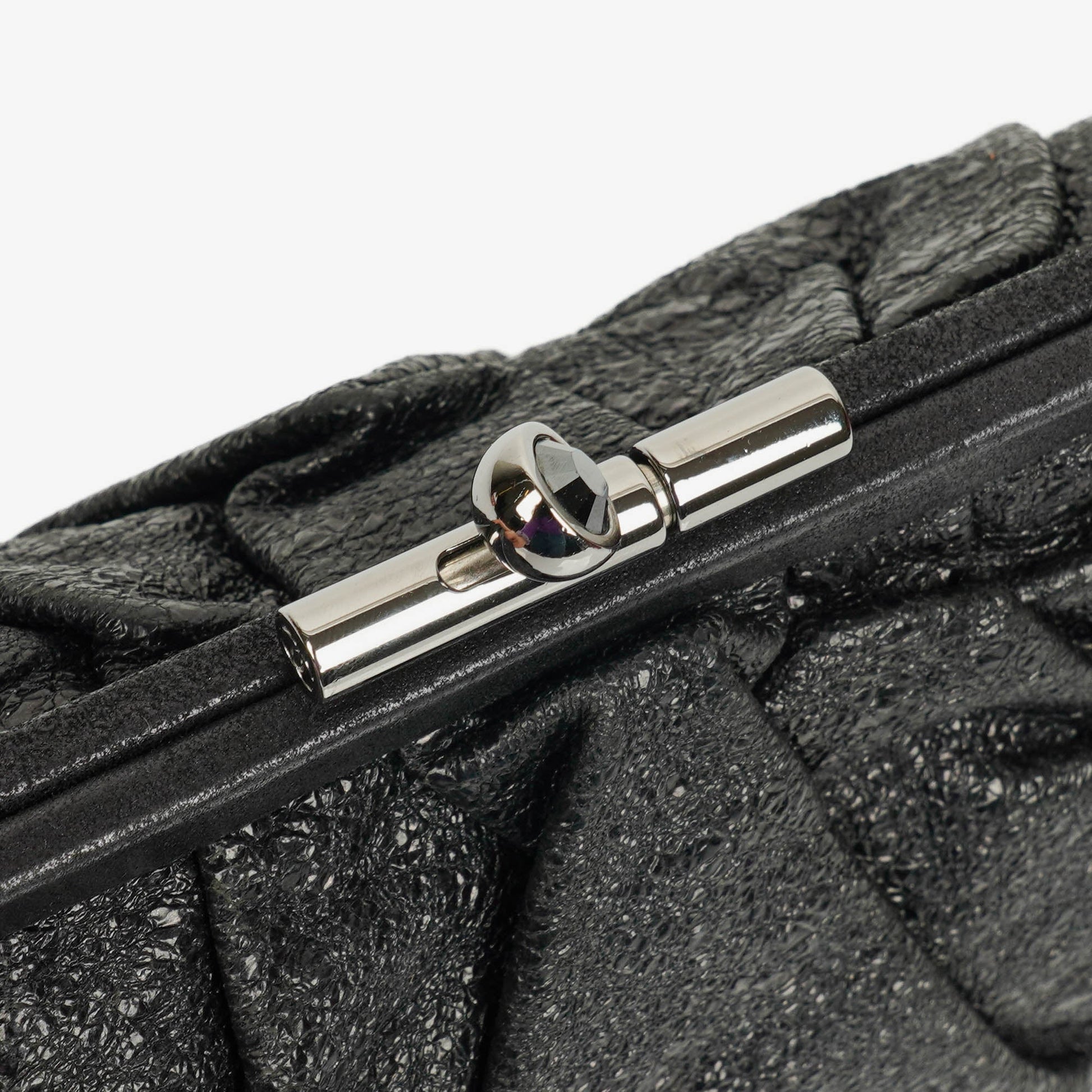 Chanel Crackled Frame Clutch aus metallic-schwarzem Leder