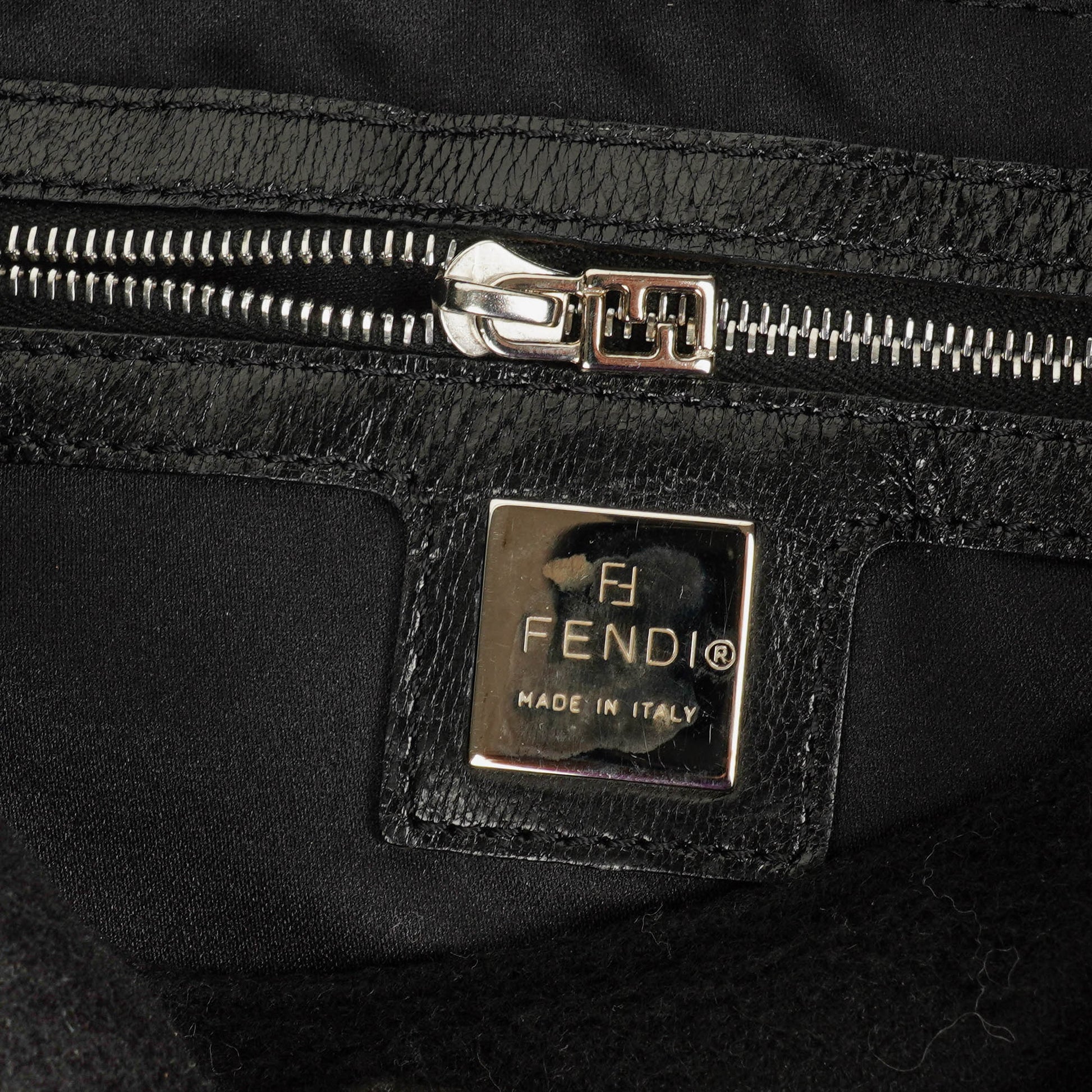 Fendi Mamma Baguette Schultertasche aus schwarzer Wolle