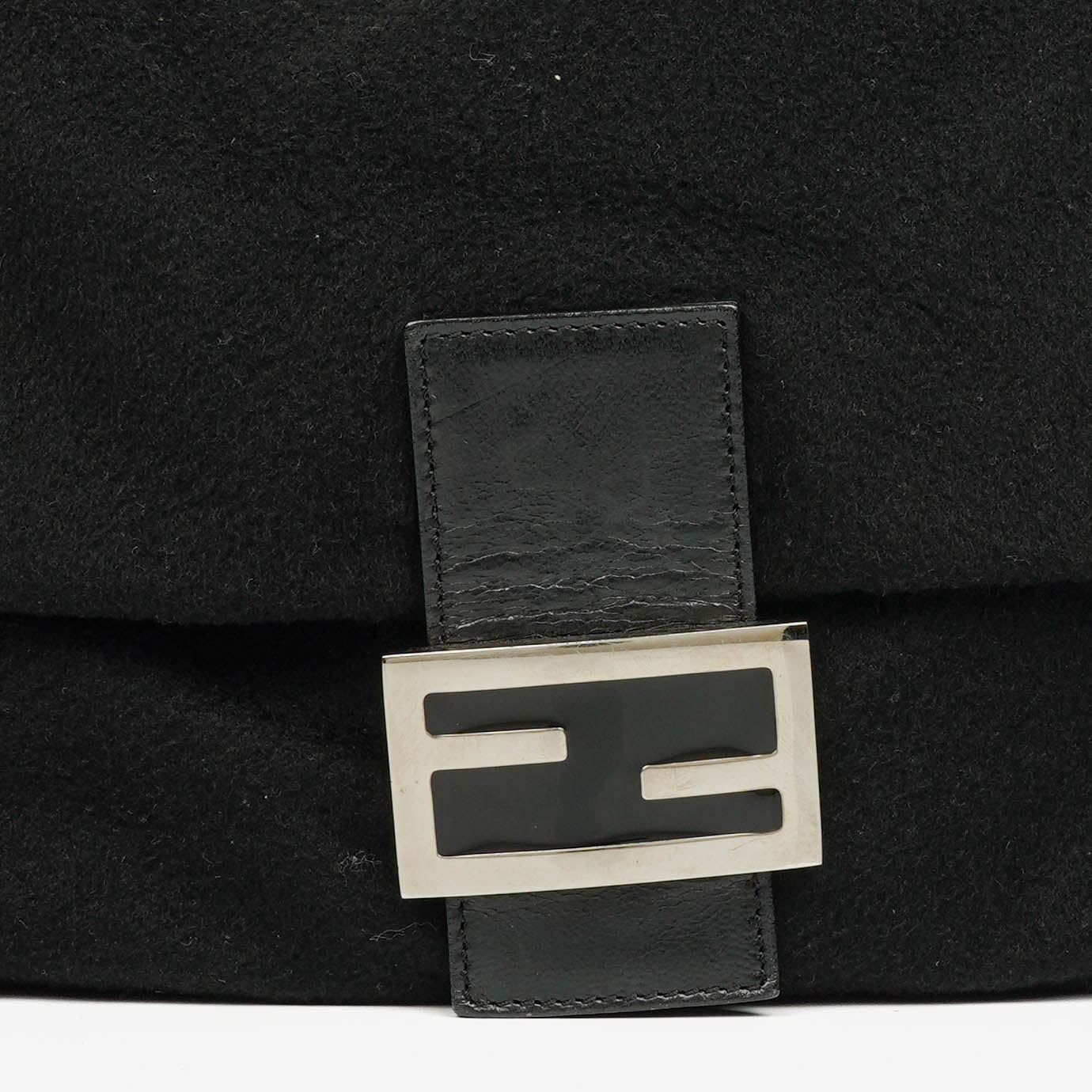 Fendi Mamma Baguette Schultertasche aus schwarzer Wolle