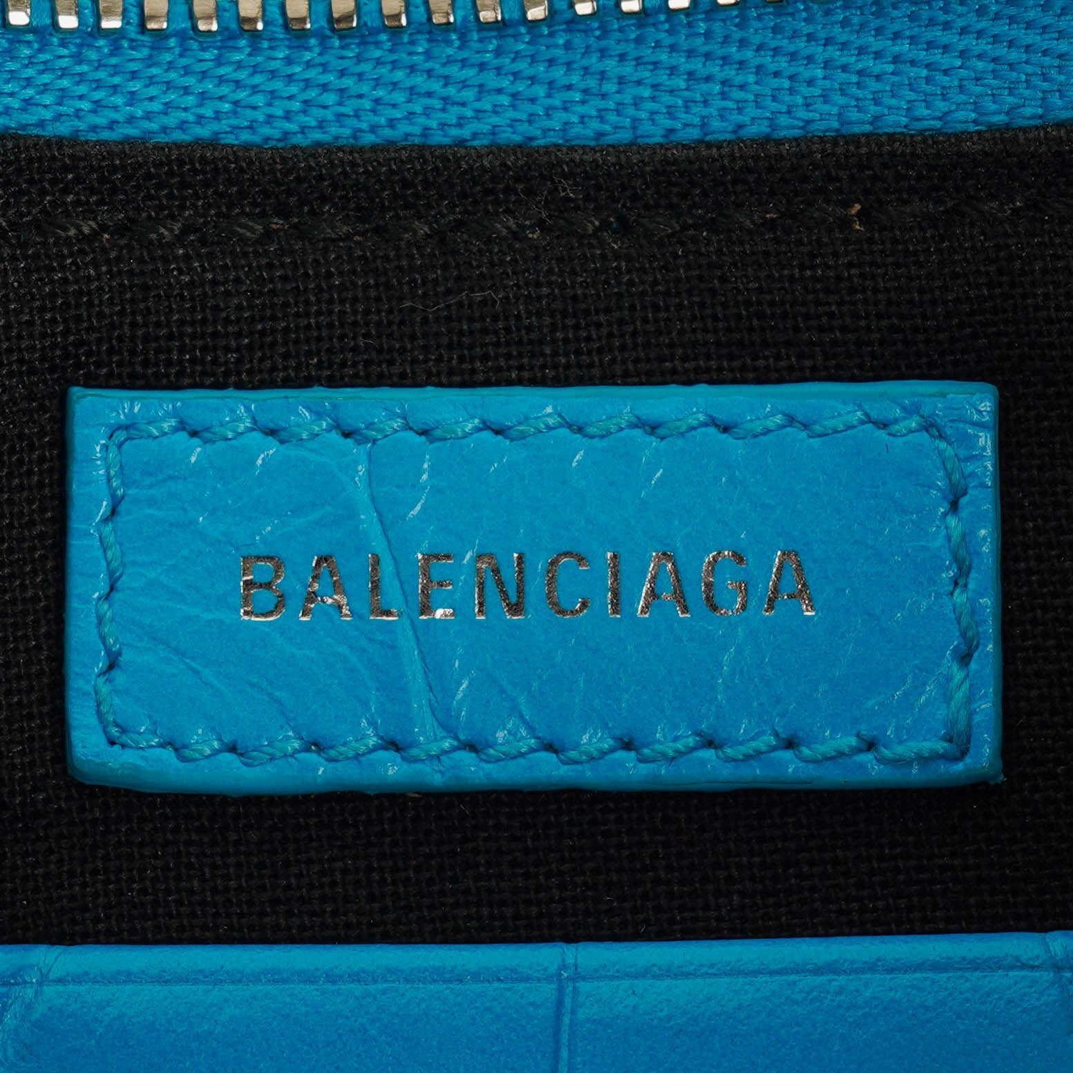 Balenciaga Crystal Mini Le Cagole Geldbörse mit Kette aus cyanfarbenem extra weichem Kalbsleder mit Krokodilprägung
