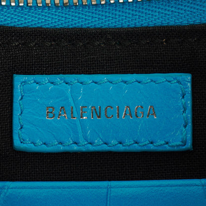 Balenciaga Crystal Mini Le Cagole Geldbörse mit Kette aus cyanfarbenem extra weichem Kalbsleder mit Krokodilprägung