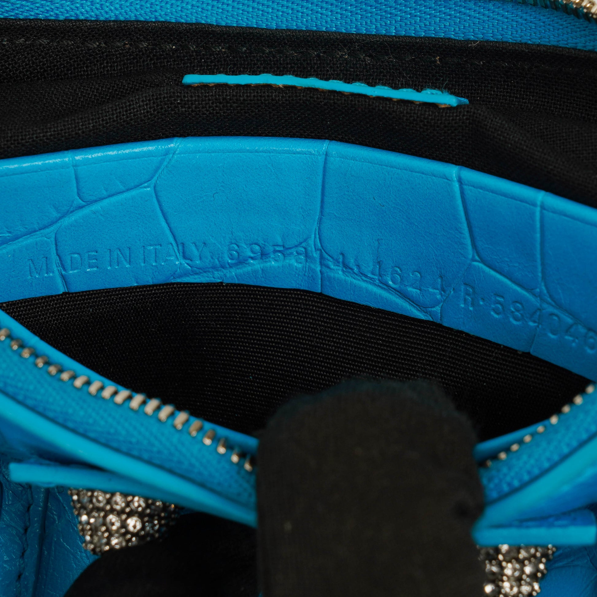 Balenciaga Crystal Mini Le Cagole Geldbörse mit Kette aus cyanfarbenem extra weichem Kalbsleder mit Krokodilprägung