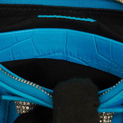 Balenciaga Crystal Mini Le Cagole Geldbörse mit Kette aus cyanfarbenem extra weichem Kalbsleder mit Krokodilprägung