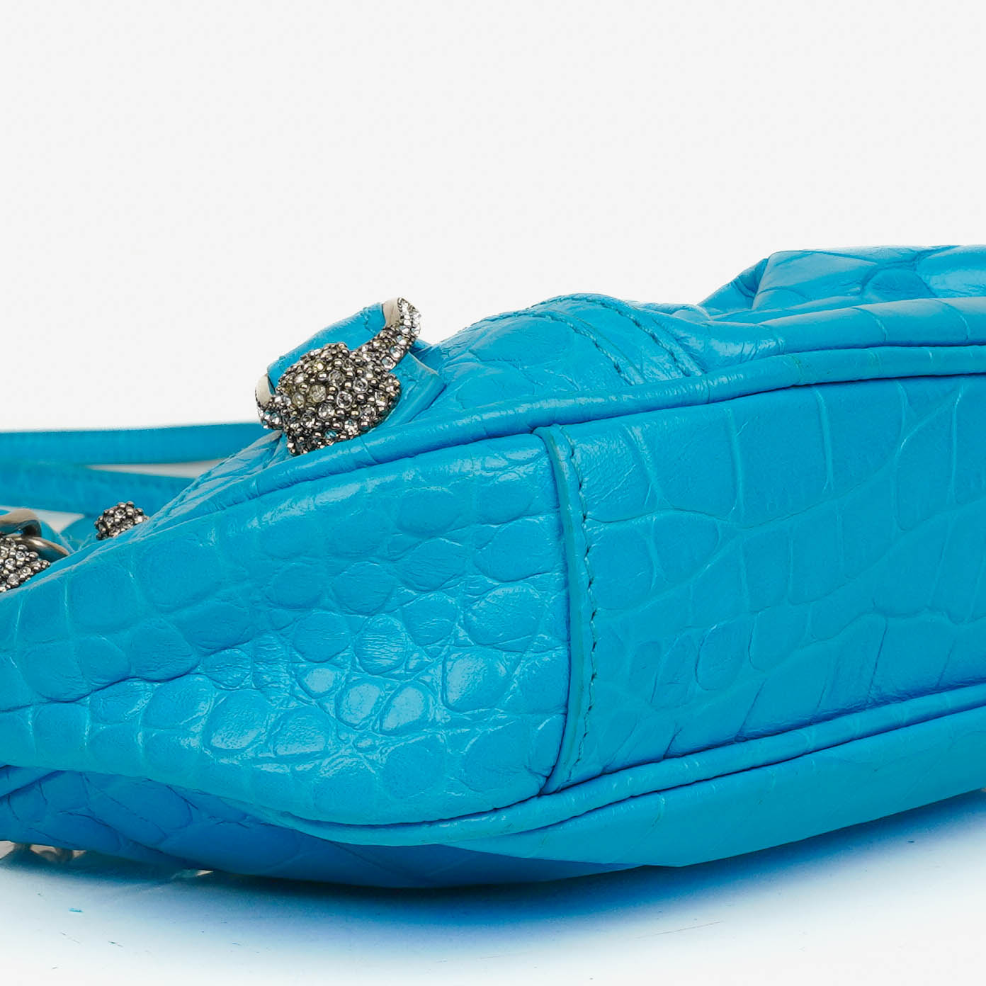 Balenciaga Crystal Mini Le Cagole Geldbörse mit Kette aus cyanfarbenem extra weichem Kalbsleder mit Krokodilprägung