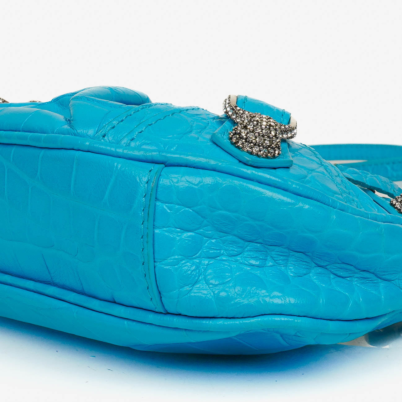 Balenciaga Crystal Mini Le Cagole Geldbörse mit Kette aus cyanfarbenem extra weichem Kalbsleder mit Krokodilprägung