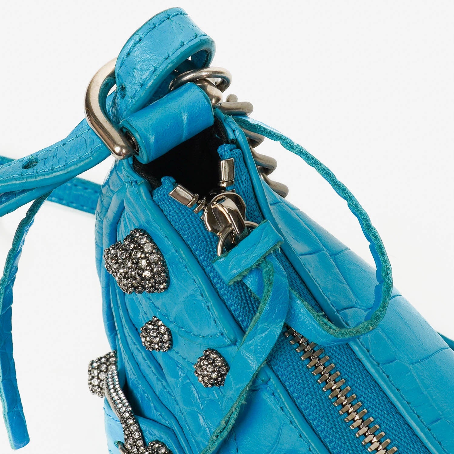 Balenciaga Crystal Mini Le Cagole Geldbörse mit Kette aus cyanfarbenem extra weichem Kalbsleder mit Krokodilprägung