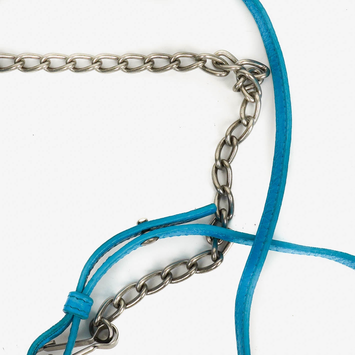 Balenciaga Crystal Mini Le Cagole Geldbörse mit Kette aus cyanfarbenem extra weichem Kalbsleder mit Krokodilprägung