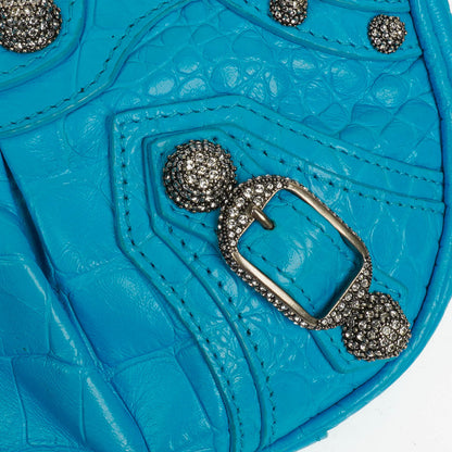 Balenciaga Crystal Mini Le Cagole Geldbörse mit Kette aus cyanfarbenem extra weichem Kalbsleder mit Krokodilprägung