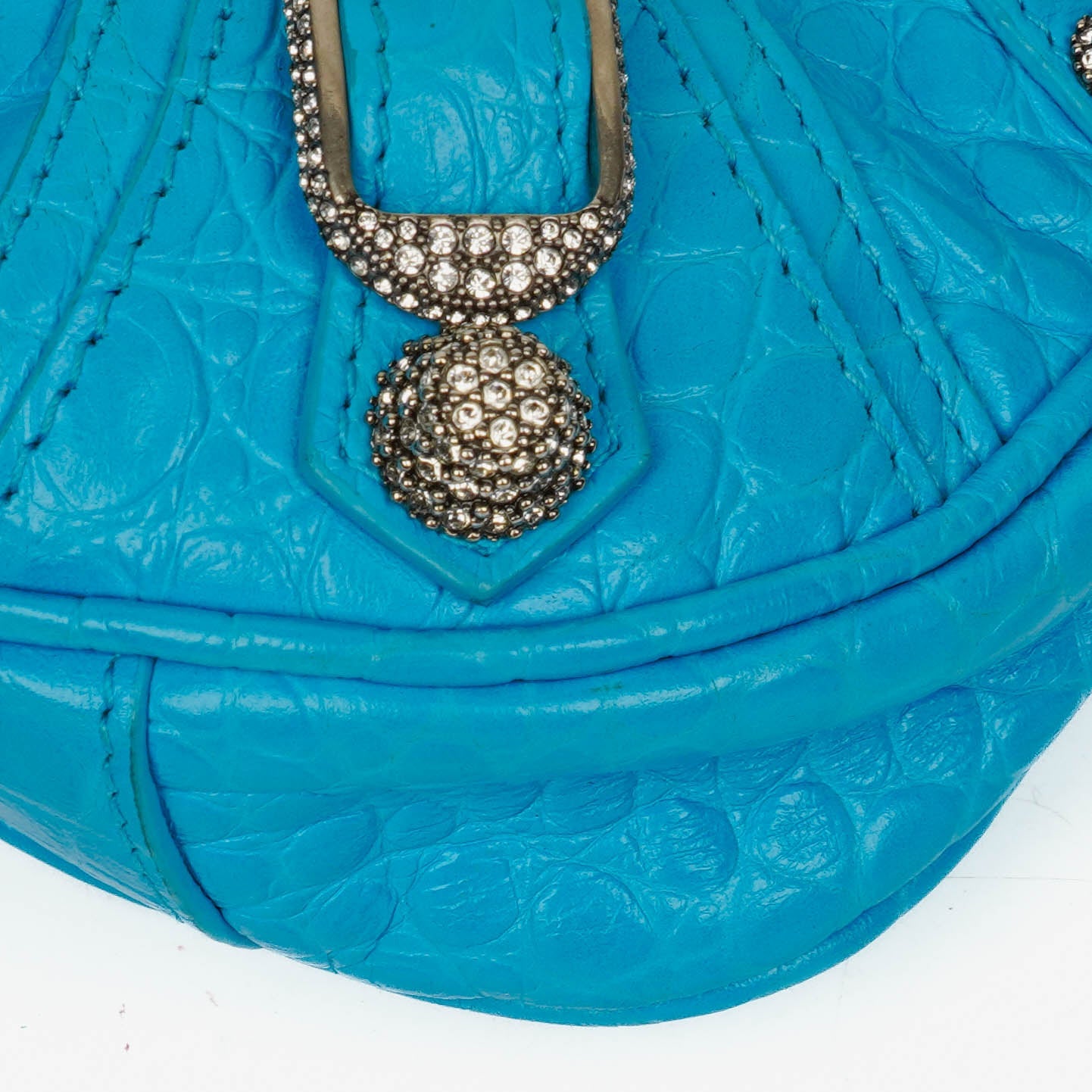 Balenciaga Crystal Mini Le Cagole Geldbörse mit Kette aus cyanfarbenem extra weichem Kalbsleder mit Krokodilprägung