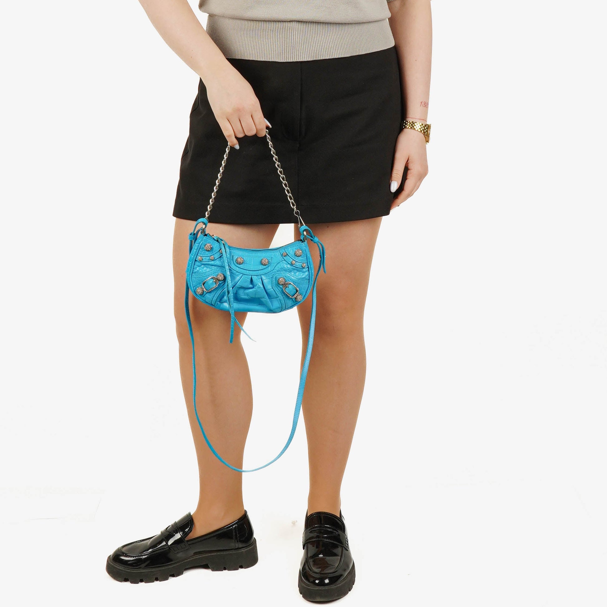 Balenciaga Crystal Mini Le Cagole Geldbörse mit Kette aus cyanfarbenem extra weichem Kalbsleder mit Krokodilprägung