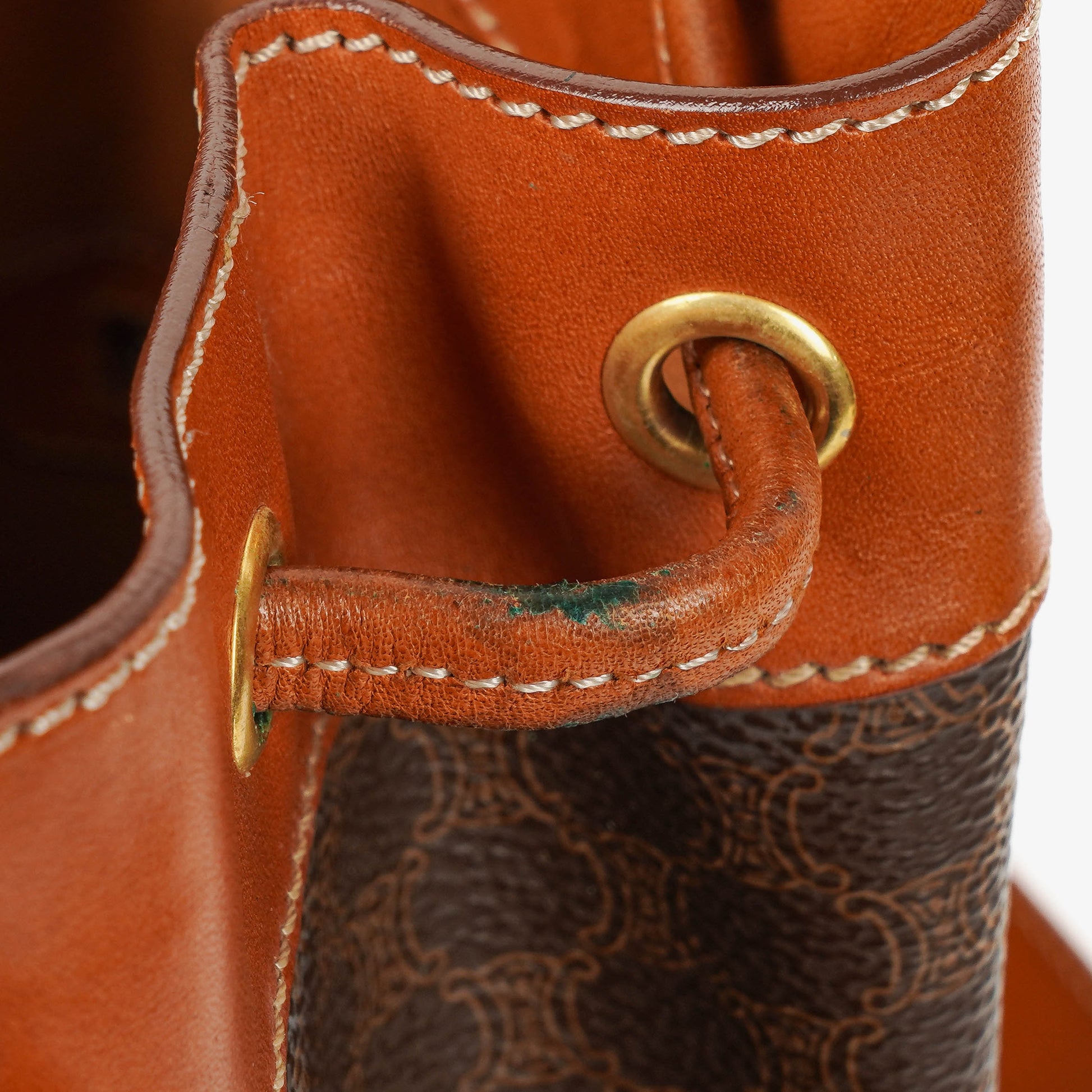 CELINE Vintage Macadam Triomphe Beuteltasche mit Kordelzug in Braun