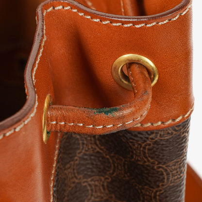 CELINE Vintage Macadam Triomphe Beuteltasche mit Kordelzug in Braun