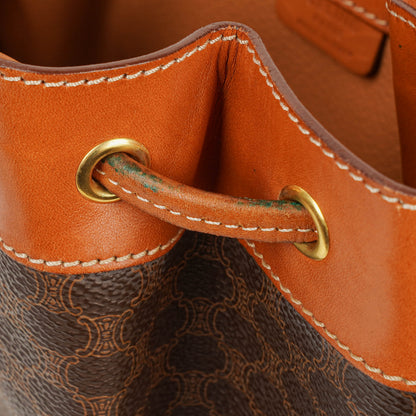 CELINE Vintage Macadam Triomphe Beuteltasche mit Kordelzug in Braun